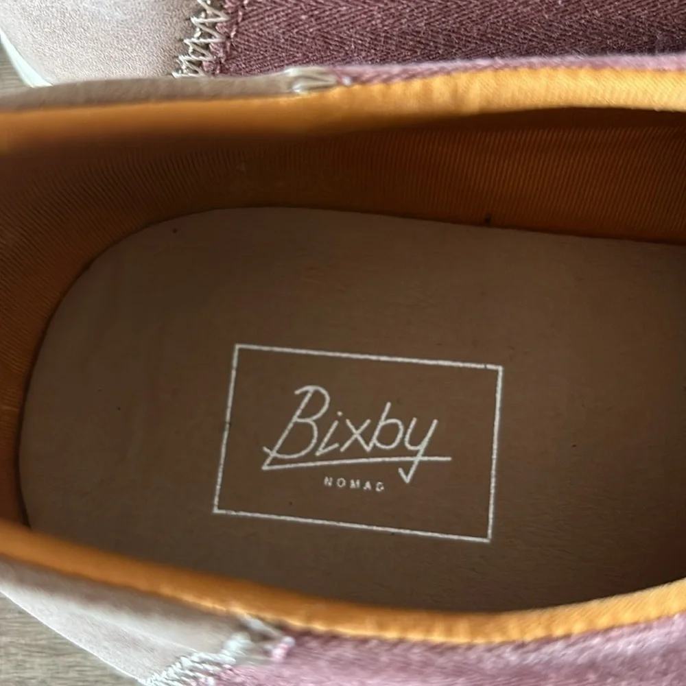Like new Bixby Nomad lace up shoes size 10